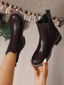 Botas de tobillo Chelsea de estilo británico para mujer de temporada otoño/invierno, con puntera redonda, remaches, elástico, tacón bajo y cómodo, de uso casual - Café integral - Ver 7