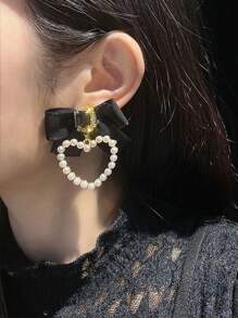 1 par de brincos fofos com laço de pérola falsa e design de coração para mulheres