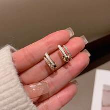 1 par de brincos de zircônia com duas garras, versáteis e minimalistas, elegantes e com clipe