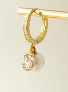 Magic Fish Set de 2 pares de aretes elegantes y de alta gama con letras incrustadas de cubíc zirconia y perla, para mujeres