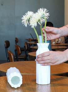 1 pieza Jarrón de plástico blanco, jarrón de aspecto cerámico simple para flores, adecuado para dormitorio, sala de estar, decoración de balcón, mesa de comedor, gabinete de TV, hecho de material PP con diseño antideslizante, adecuado como regalo de cumpleaños o graduación, decoración del hogar, decoración de la habitación, jarrón de flores, jarrón de vidrio