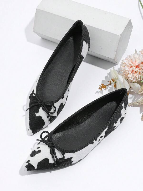 1 paire de chaussures plates à enfiler à bout pointu avec nœud papillon et motif animal élégant imprimé vache. Convient pour les fêtes, les mariages, le bureau, la maison, l'extérieur, toutes les saisons