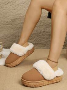 Mules plates douces et mignones en peluche douce pour l'automne/l'hiver. Empeigne en fausse fourrure bigarrée, doublure chaude, antidérapante et durable. Chaussons polyvalents et sans dos pour un port quotidien/d'intérieur, à la maison, au bureau, à l'école ou en fête
