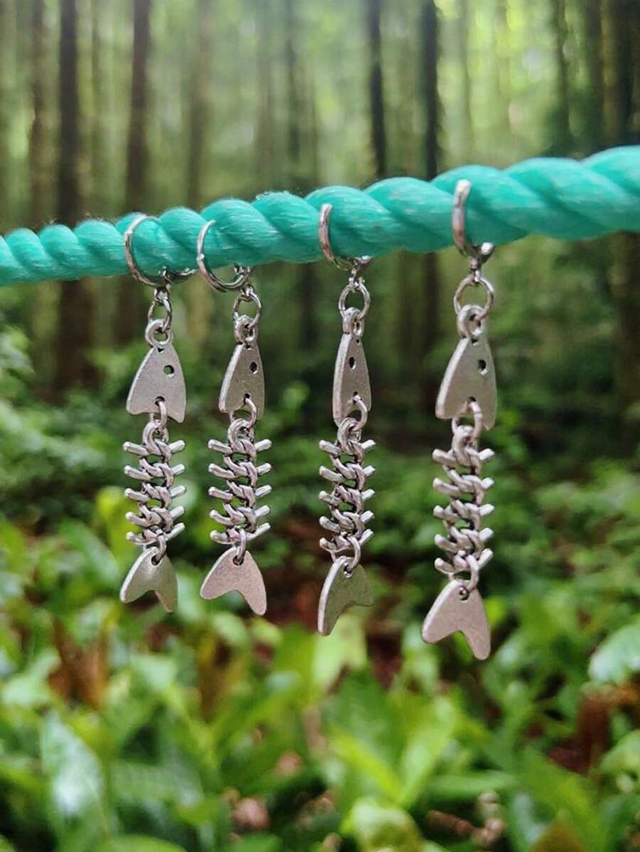 2PCSPunk Hip-Hop Style Thorn Fishbone Earrings Are Perfect For Fashion-Forward And Unique Women To Wear. They Also Make Great Small Gifts For Couples.