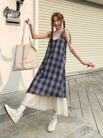 夏季蓝色格子独特设计细肩带连衣裙，撞色蕾丝长裙