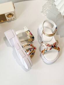 2025年夏季新款儿童女童高跟凉鞋，软底花卉图案公主休闲凉鞋