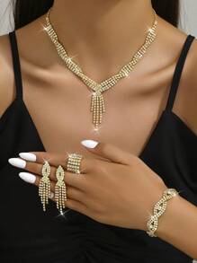 Ensemble de bijoux : collier, boucles d'oreilles et bracelet orné de strass, collier de style européen et américain avec diamants, accessoire de mariée cadeau