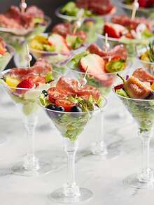 优雅的 5 盎司塑料马提尼酒杯 - 适合鸡尾酒、香槟和甜点 - 可重复使用，适合婚礼、情人节等派对杯