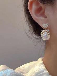 1 par de brincos elegantes e de alta qualidade estilo "Mermaid Princess" com laço de borboleta e formato de coração adornado com pérolas falsas e strass, ideais para datas ou banquetes