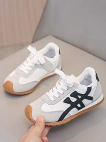 2 Pairs Kids Classic Retro Sneakers, Gray White Black Color Matching, Vintage Style Attention-Grabbing, Versatile To Match Any Outfit, Become A Fashionable Kid When Out. Foot-Friendly Fitting, Stable Walking Without Falling, Soft Material Caring For Little Feet, Comfortable For Running, Jumping, Daily School Wear And Outdoor Play. Simple Design + Practical Function, Thoughtful Care For Children's Feet, Let Your Baby Take Every Step Freely.
