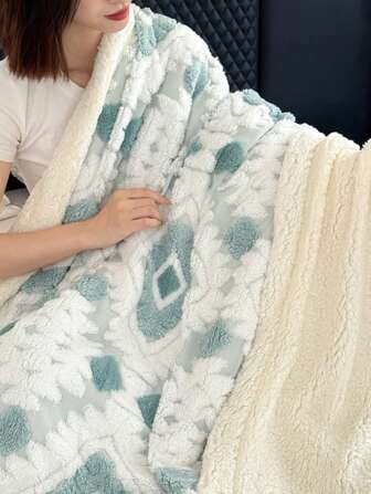 1pc Double-Layer Hollow-Out Blanket, Thick Design, Fashionable Jacquard Craftsmanship, Faux Cashmere & Wool Texture, Warm & Windproof, Suitable For Summer Naps, Office, Sofa Or Bed, Outdoor Camping, Holiday Gifts!