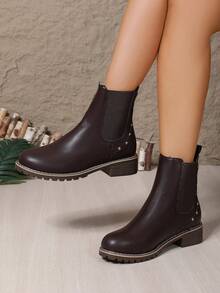 Botas de tobillo Chelsea de estilo británico para mujer de temporada otoño/invierno, con puntera redonda, remaches, elástico, tacón bajo y cómodo, de uso casual - Café integral - Ver 3