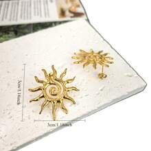 1 par de pendientes minimalistas retro de acero inoxidable chapado en oro con forma de sol irregular retorcido, pendientes populares europeos y americanos con diseño de flor de sol