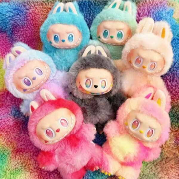 1 Stück LABU Plüschpuppe, LABU hat bunte und einzigartige Farben, fluffiges Haar - eine magische Waldszene. Es ist ein ideales Feriengeschenk, das von Söhnen, Töchtern, Familie und Freunden geliebt wird (zufälliger Stil in Blindverpackung)