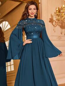 Elisanya Robe de soirée plissée longue avec manches cape, col montant en mousseline de soie, ornée de sequins et de dentelle florale. Robe féminine chic pour occasion formelle.