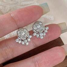 1 par de pendientes con diseño de camelias elegantes y estilosos en color plateado, nuevos pendientes de moda pequeños para uso diario al por mayor para mujeres