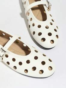 أحذية ماري جين المسطحة ذات السُحك المستدير للنساء، وحيدة الحزام القابل للتعديل، من قماش ناعم ومُنفذ للهواء، باللون الأبيض - أبيض - مشاهدة 9