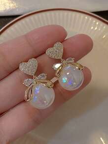 1 par de brincos elegantes e de alta qualidade estilo "Mermaid Princess" com laço de borboleta e formato de coração adornado com pérolas falsas e strass, ideais para datas ou banquetes