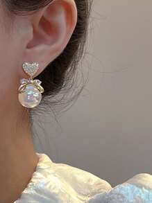 1 par de brincos elegantes e de alta qualidade estilo "Mermaid Princess" com laço de borboleta e formato de coração adornado com pérolas falsas e strass, ideais para datas ou banquetes