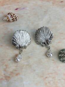 一对金属贝壳耳坠，配人造珍珠装饰，适合女性夏季佩戴