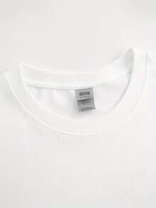 Camiseta blanca con patrón para hombres - Estampado de calavera audaz y texto de niño certificado, diseñada en 1998 - Camiseta casual de cuello redondo para verano, adecuada para uso casual - Camiseta de rap audaz para hombres - Ropa casual duradera y cómoda, patrón de calavera y huesos cruzados - Perfecta para festivales de música y uso casual - Moda para hombres adultos, tela ligeramente elástica - Cuello redondo de ajuste regular, adecuada para el estilo diario - Perfecta para ropa de calle y atuendos audaces, material transpirable, personas de festivales, ropa unisex, estilo retro - Blanco - Ver 3