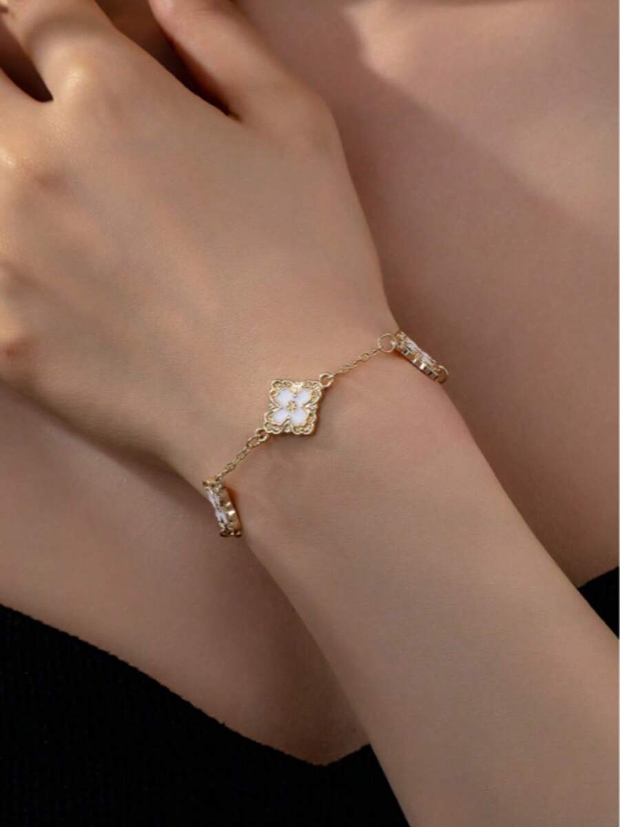 1 件夏季奢华四叶草手工女士手链，复古艺术小众高端手链适合日常佩戴、母亲节礼物、海滩度假 - 白色 - 查看 1