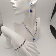 1 par de aretes + 1 collar + 1 pulsera Elegante juego de joyas chapado en plata con incrustaciones de piedras de imitación en múltiples colores para que elijas y combinar con tus atuendos diarios