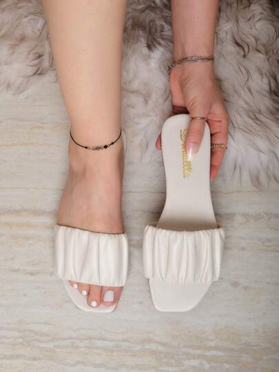 Sandalia blanca plana, sandalia cuadrada mujer, zapatos de verano mujer, sandalia fruncida, sandalias veganas elegantes, slip-on mujer, sandalia estética Y2K, sandalia clean look, zapato plano de pala ancha, sandalia con banda ancha plisada.