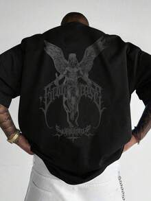 加大码印花 T 恤。堕落天使图案和哥特式字母标语印花 T 恤，采用数码印花技术。大型图形设计不影响面料柔软度和透气性。舒适的夏季街头穿着。圆领、时尚、百搭、Y2K 风格、街头风格图形印花、加大码 T 恤、时尚夏季上衣。