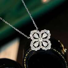 1 pieza Collar de trébol de cuatro hojas de plata de ley Collar de cadena de clavícula de lujo ligero con circonita adecuado para la ropa diaria de las mujeres
