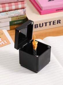 惊喜礼盒，完美的恶作剧手形弹出式礼物，成人礼盒，新奇有趣的圣诞恶作剧中指手形雕像，为您的母亲、父亲、妻子、女友、男友、丈夫或朋友的生日、派对或休闲聚会增添趣味，用这款迷人又奇特的礼盒增添惊喜、欢乐、恶作剧、趣味礼物，母亲节毕业礼物