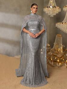 Faeriesty 优雅高领披肩袖美人鱼亮片晚礼服 - 正式庆典、红毯活动、奢华婚礼、黑色领带颁奖典礼、盛大庆典 | 结构化领口设计、夸张的披肩廓形、贴身鱼尾下摆、全覆盖闪光刺绣 - 灰色 - 查看 3