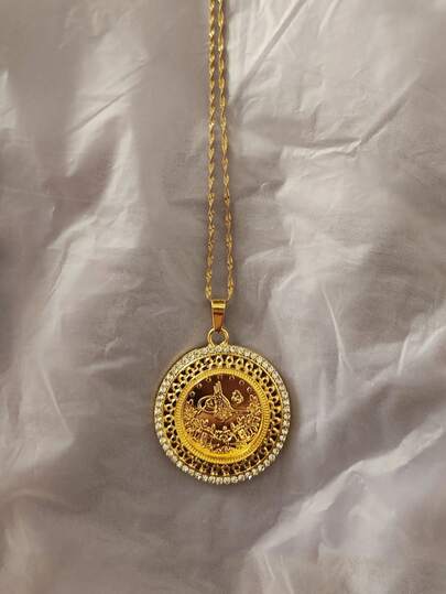 1条60厘米18k镀金不锈钢波浪链，搭配璀璨水晶镶嵌金币吊坠。穆斯林、中东、订婚、婚礼、母亲节等场合的优雅礼物