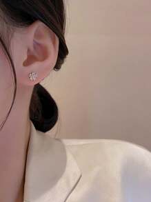 1 par de pendientes minimalistas de flor de cerezo de circonita para mujer, pendientes pequeños de flor brillante de circonita incrustada en cobre, de moda y versátiles