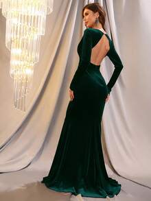 Faeriesty Váy dạ hội nhung cổ chữ V khoét sâu tuyệt đẹp với tay áo dài và thiết kế hở lưng - Chân váy xẻ cao dài chấm đất cho tiệc cocktail mùa thu/đông và sự kiện trang trọng - Màu xanh lá cây đậm - Xem 2