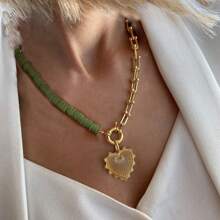 Grüner weicher Ton mit goldfarbenem Anhänger in Herzform und bösen Blick, modisches und exquisites Perlen-Accessoire, Geburtstagsgeschenk, hochwertiger neuer Schmuck für Frauen