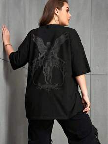加大码印花 T 恤。堕落天使图案和哥特式字母标语印花 T 恤，采用数码印花技术。大型图形设计不影响面料柔软度和透气性。舒适的夏季街头穿着。圆领、时尚、百搭、Y2K 风格、街头风格图形印花、加大码 T 恤、时尚夏季上衣。