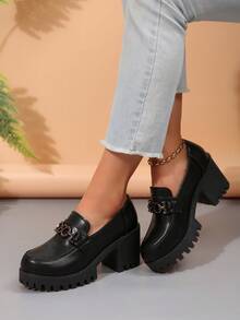 女式坡跟厚底一脚蹬乐福鞋，金属链条装饰，休闲学院风，纯色圆头粗跟高跟鞋