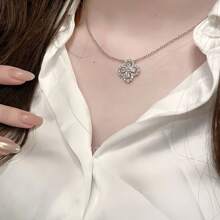 1 pieza Collar de trébol de cuatro hojas de plata de ley Collar de cadena de clavícula de lujo ligero con circonita adecuado para la ropa diaria de las mujeres