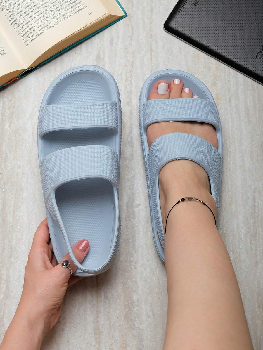 Sandalia tipo mule para mujer perfecta para actividades cotidianas como caminar por casa, realizar tareas domésticas, salir al jardín o dar paseos cortos. También es ideal para usar en entornos húmedos como la playa, la piscina o incluso en trabajos donde se requiere estar de pie durante largos periodos. - Azul - Ver 1