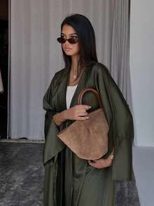 一件女士缎面连衣裙。这款优雅的连衣裙还有长款罩袍款式，适合日常穿着和特殊场合。 - 墨綠色 - 查看 3