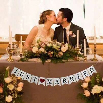 "1 băng rôn trang trí đám cưới có chữ ""Just Married"" và đuôi ruy băng màu trắng"