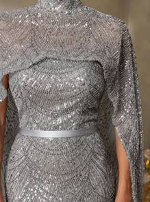 Faeriesty 优雅高领披肩袖美人鱼亮片晚礼服 - 正式庆典、红毯活动、奢华婚礼、黑色领带颁奖典礼、盛大庆典 | 结构化领口设计、夸张的披肩廓形、贴身鱼尾下摆、全覆盖闪光刺绣 - 灰色 - 查看 5