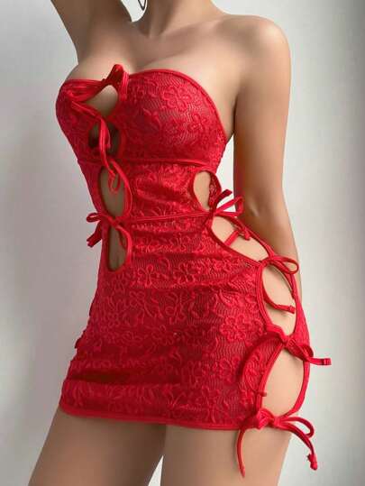 فستان بدون أربطة مع تفاصيل من الدانتيل مفرغة وظهر مشبك، مجموعة مع سراويل داخلية جي-سترينج