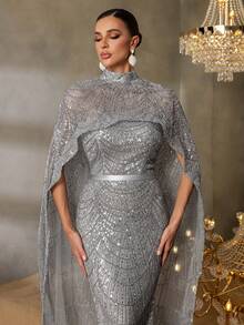 Faeriesty 优雅高领披肩袖美人鱼亮片晚礼服 - 正式庆典、红毯活动、奢华婚礼、黑色领带颁奖典礼、盛大庆典 | 结构化领口设计、夸张的披肩廓形、贴身鱼尾下摆、全覆盖闪光刺绣 - 灰色 - 查看 4