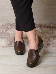 Mocasín de piel para mujer, calzado formal, zapatos cómodos oficina mujer, mocasines elegantes sin cordones, mocasín microperforado tacón medio. También conocido como zapato slip-on, calzado ejecutivo o mocasín urbano. - Marrón - Ver 3