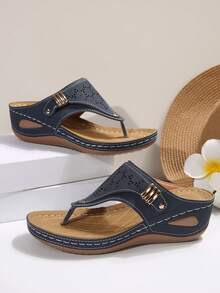 2025 New Style Women's Wedge Heel Flip-Flops - Breathable Hollow-Out Toe & Clip Design, Lightweight Synthetic Cover Sandals With Cushioned EVA Insole & Non-Slip PVC Sole, Slip-On All-Season Casual Shoes, Comfortable Footwear, Crisscross Strap Design, Durable Traction Footwear - 藏青色 - 查看 5