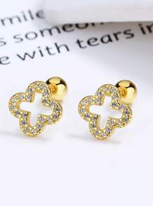 Un par de nuevos pendientes de trébol de cuatro hojas mini calados para mujeres con un diseño exclusivo que es simple, elegante, de moda y lujoso. Son versátiles y de alta gama. Estos pendientes son adecuados para reuniones, reuniones de clase, fiestas ligeras, compras, vida doméstica, ceremonias y otros accesorios