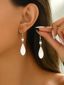 1 对简约法式水滴吊坠耳环，适合女士佩戴，适合派对、度假、通勤、休闲穿着，可作为礼物