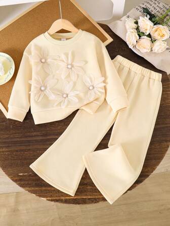 Conjunto de sudadera con cuello redondo cálida con decoración floral y pantalones acampanados para niños pequeños